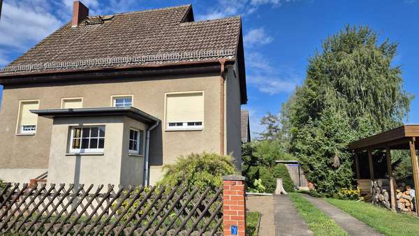 Straßenfront und Zufahrt - Einfamilienhaus in 14943 Luckenwalde mit 107m² kaufen