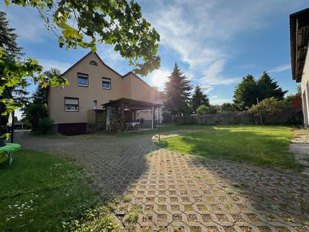 Gartenansicht - Zweifamilienhaus in 14624 Dallgow-Döberitz mit 182m² kaufen