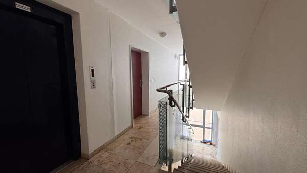 Fahrstuhl und Treppenhaus - Etagenwohnung in 14476 Potsdam mit 41m² kaufen