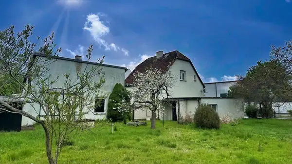 Einfamilienhaus und 2. Baugrundstück
