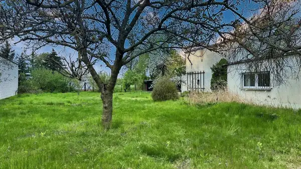 Einfamilienhaus und 2. Baugrundstück
