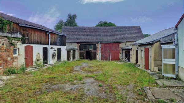 Innenhof mit Nebengelassen & Scheune - Einfamilienhaus in 14823 Raben mit 125m² kaufen