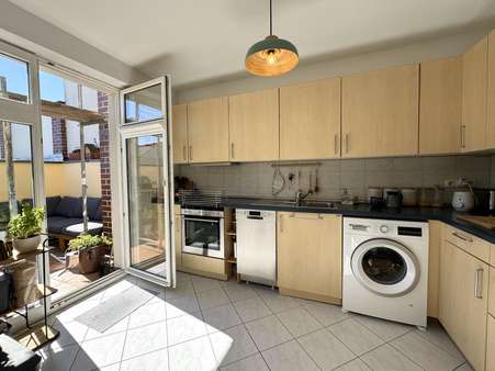 Küche mit Zugang zur Dachterrasse - Dachgeschosswohnung in 14482 Potsdam mit 69m² kaufen