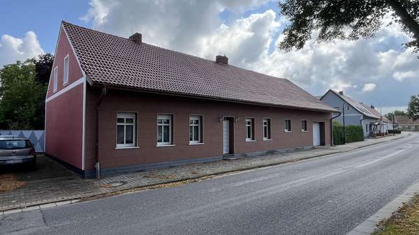 Ansicht Wohnhaus halb links - Einfamilienhaus in 15936 Dahme mit 144m² kaufen