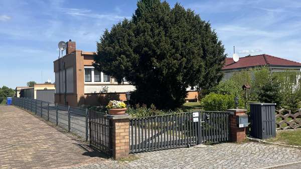 Straßenansicht mit Zufahrt li - Einfamilienhaus in 15936 Dahme mit 92m² kaufen