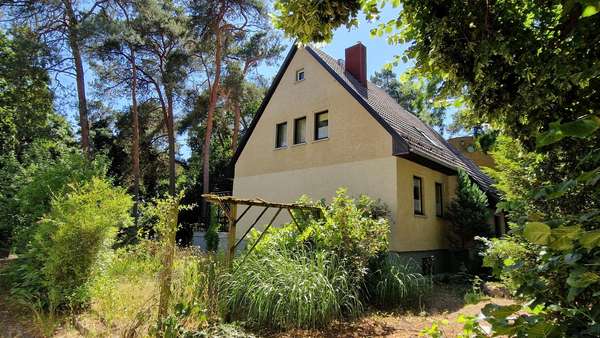 Giebelseite Giebelseite - Einfamilienhaus in 14532 Kleinmachnow mit 112m² kaufen