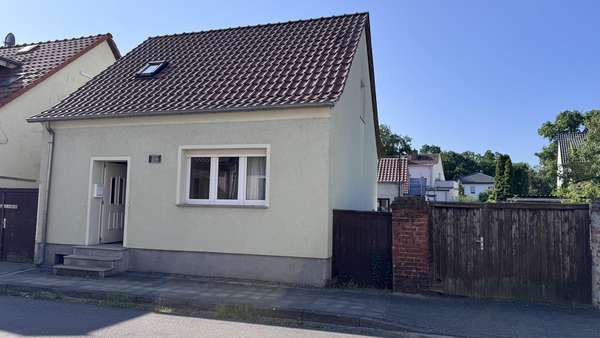 Außenansicht Außenansicht - Einfamilienhaus in 14774 Brandenburg mit 70m² kaufen