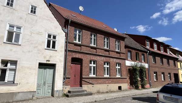 Straßenansicht links Straßenansicht links - Zweifamilienhaus in 15936 Dahme mit 164m² kaufen