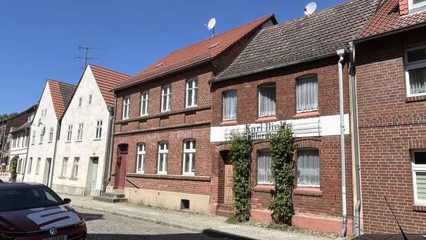 Straßenansicht rechts Straßenansicht rechts - Zweifamilienhaus in 15936 Dahme mit 164m² kaufen