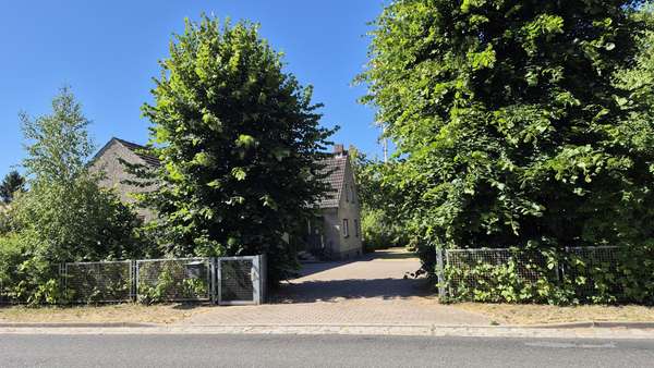 Grundstückszufahrt Grundstückszufahrt - Einfamilienhaus in 14913 Niedergörsdorf mit 140m² kaufen