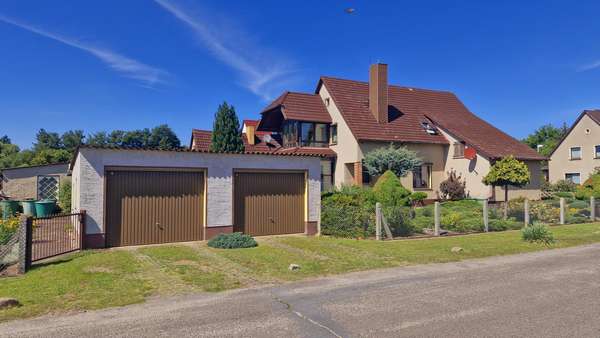 Außenansicht mit zweiter Doppelgarage Außenansicht mit zweiter Doppelgarage - Einfamilienhaus in 14806 Bad Belzig mit 180m² kaufen