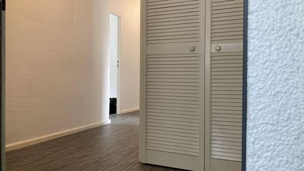 Eingangsbereich mit Einbauschrank Eingangsbereich mit Einbauschrank - Etagenwohnung in 13409 Berlin mit 80m² kaufen