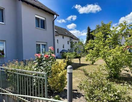 Garten vor dem Haus Garten vor dem Haus - Etagenwohnung in 12529 Schönefeld mit 74m² kaufen