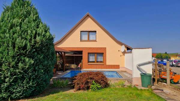 Ansicht Giebelseite mit Pool Ansicht Giebelseite mit Pool - Einfamilienhaus in 14806 Bad Belzig mit 135m² kaufen