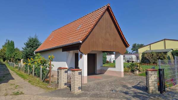 Grundstückszufahrt mit Garage Grundstückszufahrt mit Garage - Einfamilienhaus in 14806 Bad Belzig mit 135m² kaufen