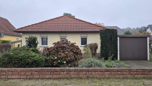 Ansicht von der Straße / Vorgarten - Einfamilienhaus in 14943 Luckenwalde mit 92m² kaufen