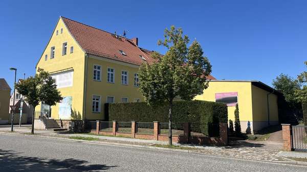Gesamtstraßenansicht - Mehrfamilienhaus in 14943 Luckenwalde mit 180m² kaufen