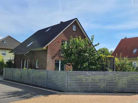 Straßenansicht - Einfamilienhaus in 14469 Potsdam mit 169m² kaufen