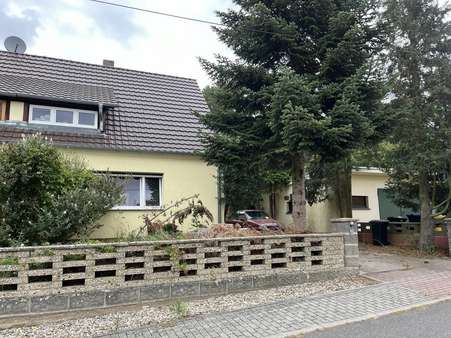 Ansicht mit Garage Ansicht mit Garage - Zwangsversteigerung Doppelhaushälfte in 15913 Märkische Heide mit 131m² kaufen