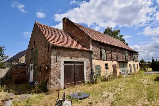 Teilsaniertes Landhaus mit Scheune