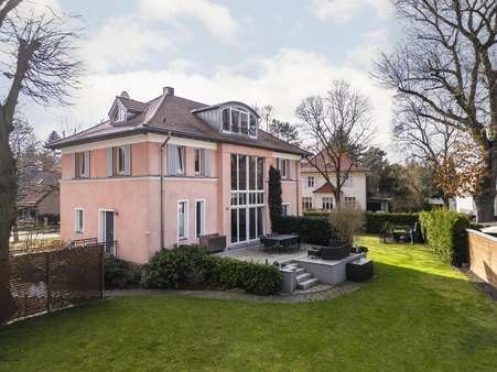 Gartenfläche mit Terrasse - Villa in 14480 Potsdam mit 243m² kaufen