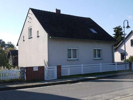 Ansicht von der Straße links - Einfamilienhaus in 15913 Straupitz mit 105m² kaufen