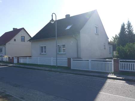 Ansicht von der Straße rechts - Einfamilienhaus in 15913 Straupitz mit 105m² kaufen