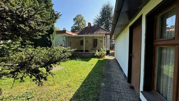 Blick auf die Veranda - Einfamilienhaus in 16548 Glienicke mit 80m² kaufen