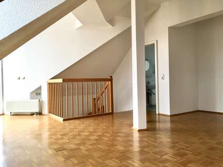 Wohnzimmer im Dachgeschoss - Maisonette-Wohnung in 14482 Potsdam mit 77m² kaufen