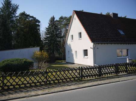 Ansicht von der Straße - Doppelhaushälfte in 15806 Zossen mit 90m² kaufen