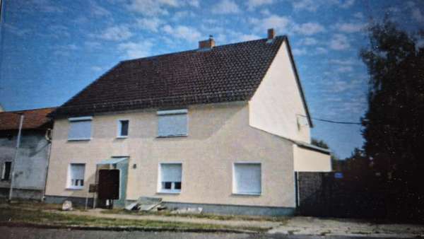 Frontansicht Wohnhaus - Zwangsversteigerung Einfamilienhaus in 14913 Niedergörsdorf mit 200m² kaufen