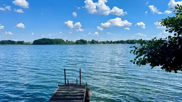 Maritimes Wohnen am Wasser mit Bootssteg