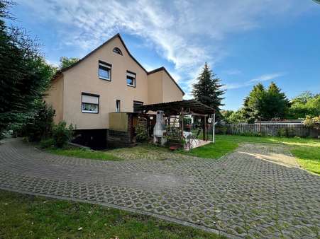 Gepflasterte Einfahrt - Zweifamilienhaus in 14624 Dallgow-Döberitz mit 182m² kaufen