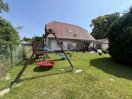 Rückansicht mit Spielplatz - Einfamilienhaus in 16845 Dessow mit 160m² kaufen