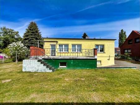 Gartenansicht mit Terrasse - Einfamilienhaus in 16866 Kyritz mit 97m² kaufen