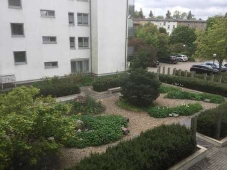 Kleiner Park vor dem Haus - Etagenwohnung in 16225 Eberswalde mit 96m² kaufen