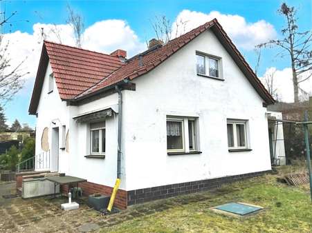 Rück und Seitenansicht mit Eingang - Einfamilienhaus in 16341 Panketal mit 60m² kaufen