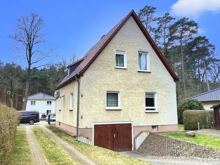 seitliche Rückansicht links mit Garageneinfahrt - Einfamilienhaus in 16321 Bernau mit 105m² kaufen