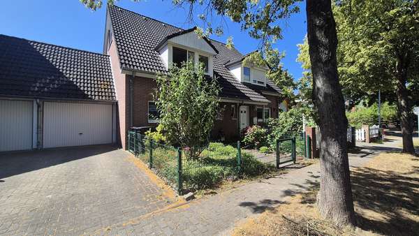 Straßenansicht mit Garage Straßenansicht mit Garage - Doppelhaushälfte in 15566 Schöneiche mit 122m² als Kapitalanlage kaufen