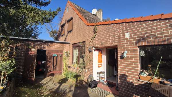 seitliche Hausansicht - Doppelhaushälfte in 15537 Erkner mit 104m² kaufen