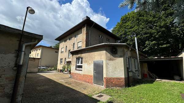 Hofseite - Zweifamilienhaus in 03149 Forst mit 178m² kaufen