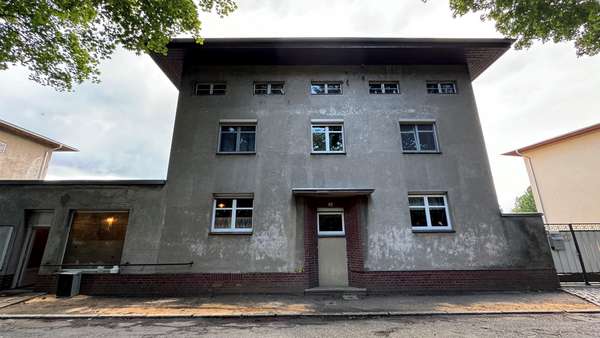 Straßenseite - Zweifamilienhaus in 03149 Forst mit 178m² kaufen