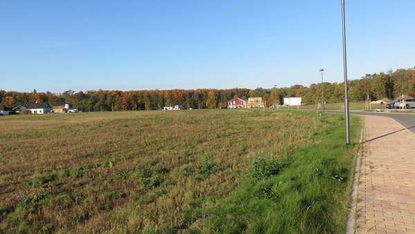 Wege und Beleuchtung vorhanden - Grundstück in 03130 Spremberg mit 681m² kaufen