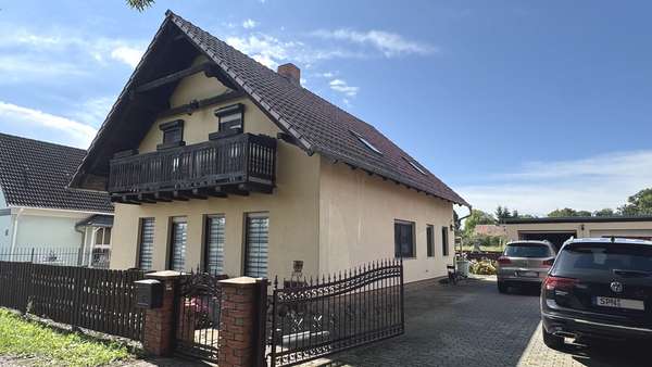 Straßenansicht mit Grundstückseinfahrt Straßenansicht mit Grundstückseinfahrt - Einfamilienhaus in 03172 Schenkendöbern mit 131m² kaufen