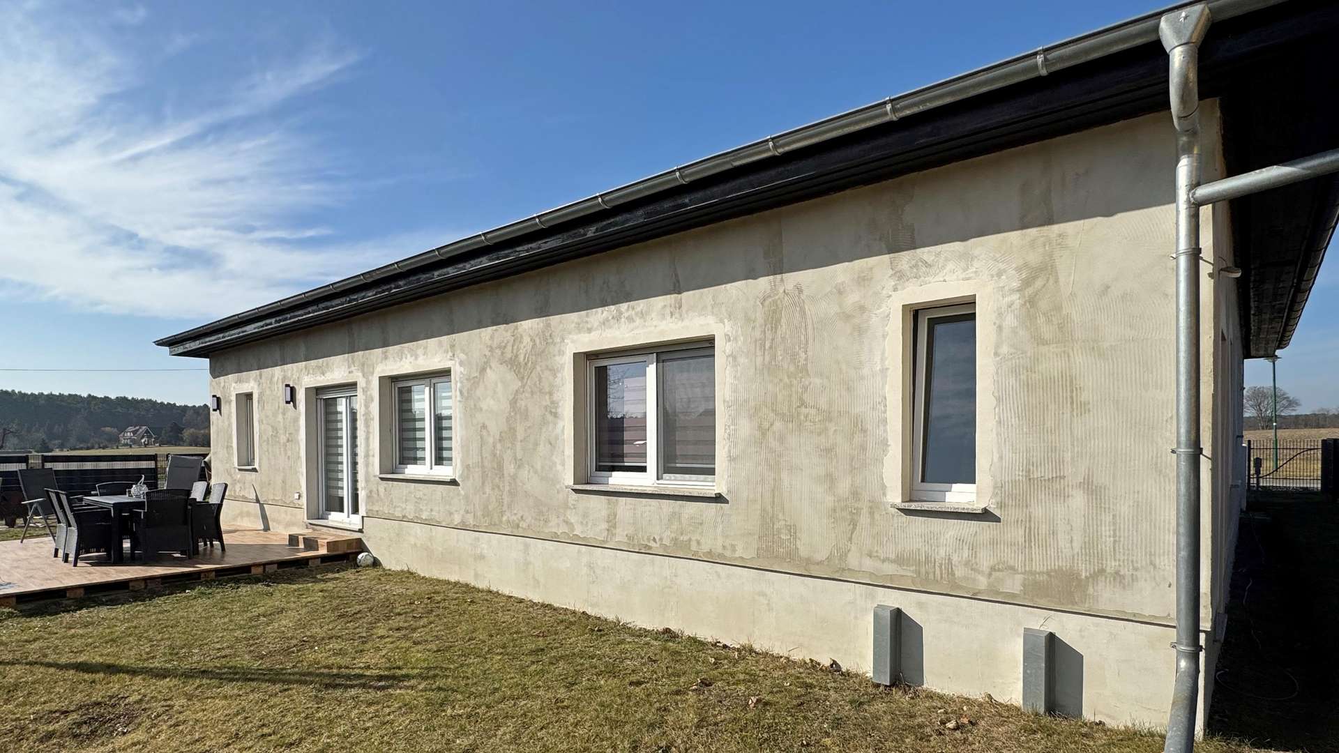 Hofansicht mit Terrasse - Bungalow in 03172 Schenkendöbern mit 182m² kaufen