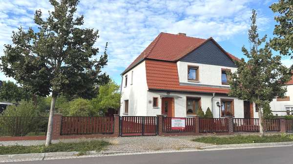 Straßenansicht - Doppelhaushälfte in 03119 Welzow mit 81m² kaufen