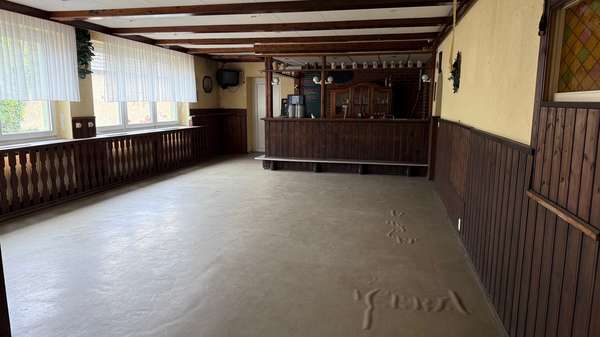 erster Gastraum mit Theke - Gastronomie in 03058 Neuhausen mit 266m² kaufen