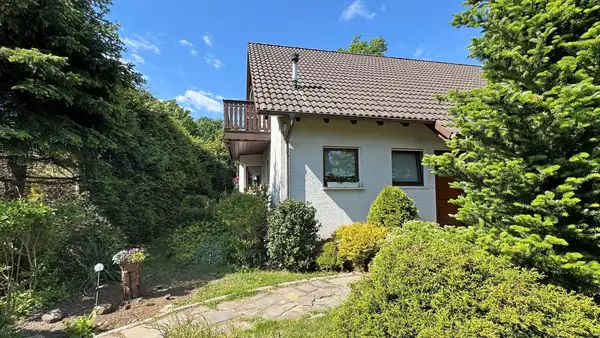 Viel Platz, mit Terrasse und Pool!