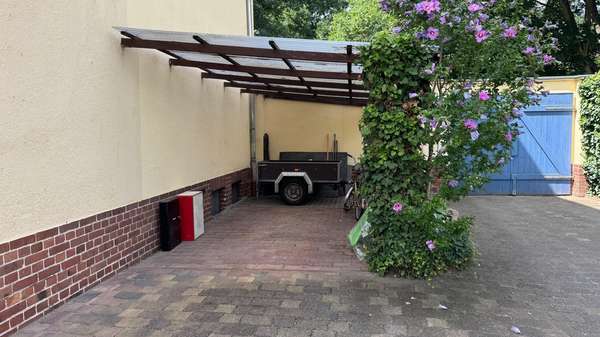 Einfahrt, links Carport Einfahrt, links Carport - Zweifamilienhaus in 03149 Forst mit 170m² kaufen