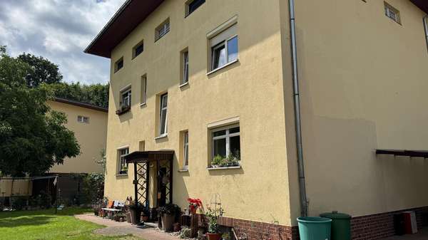 Hofseite, Ansicht 2 Hofseite, Ansicht 2 - Zweifamilienhaus in 03149 Forst mit 170m² kaufen